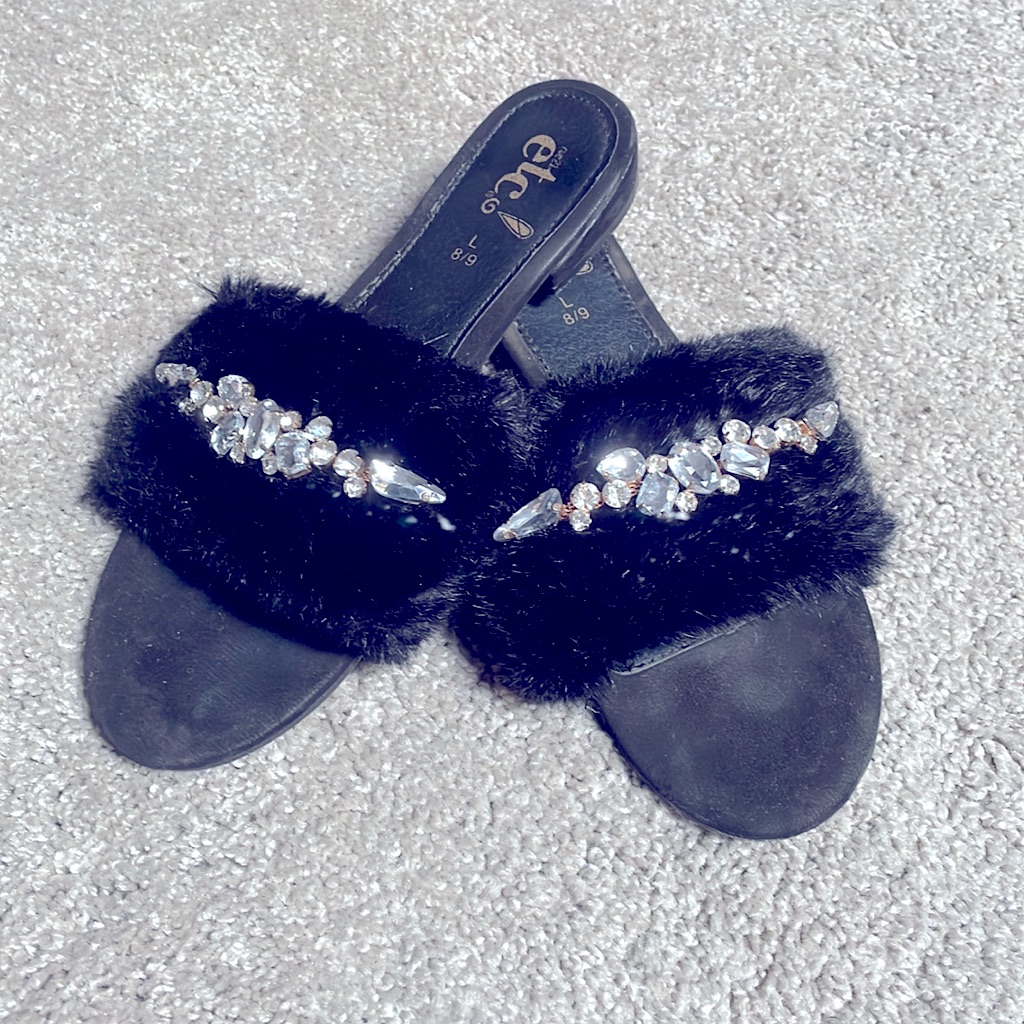 Fuzzy Ect Slippers In Size Large 8/9 Black With Crystals Must Bundle